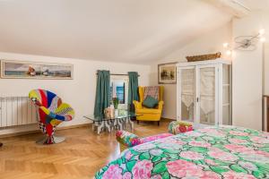 奥帕提亚Villa Vilma的卧室配有1张床、1张桌子和1把椅子