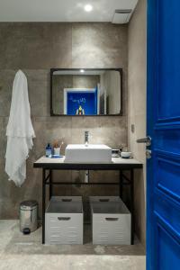 勒鲁雷TERRE DE REVE的一间带水槽和镜子的浴室