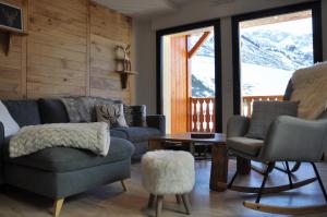 拉姆吉Appt Le Caribou/La Mongie的带沙发、椅子和桌子的客厅