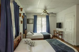 圣达菲咖啡山住宿加早餐旅馆的一间卧室配有两张床和吊扇