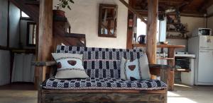 波特雷里约斯Cabaña del Cielito - Complejo El Taller的厨房里配有带枕头的沙发