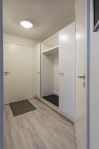 罗瓦涅米Tuomas´ luxurious suites, Ahola的一个空房间,有一个门和一个衣柜