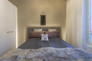 罗瓦涅米Tuomas´ luxurious suites, Livo的一间卧室配有一张带毛绒毯子的床