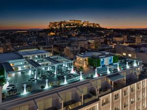 雅典Elia Ermou Athens Hotel的夜晚的女神与雅典卫城的景色