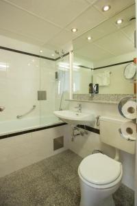 维也纳Hotel Attaché contactless的浴室配有卫生间、盥洗盆和淋浴。