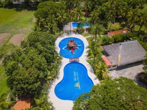 San LuisPato Canales Hotel & Resort的享有度假村游泳池的顶部景致