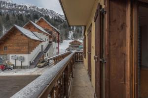 里雾诗appartement T2 LES HOUCHES Pied des Pistes的阳台享有雪覆盖的山脉美景。