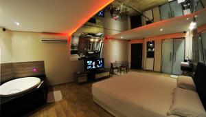 累西腓Eros Hotel - Adult Only的一间卧室配有一张床和一台电视。