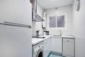 巴塞罗那Apartamento Noemi的白色的厨房配有水槽和冰箱