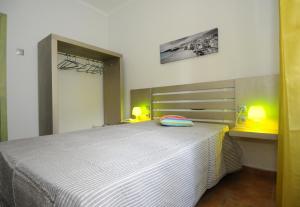 阿尔布费拉罗西奥公寓的一间卧室配有一张带两盏灯的床。