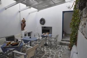 纳乌萨瓦瓦诺斯公寓的一间带桌椅和壁炉的用餐室