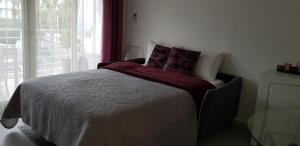戛纳Palm beach Cannes Azur的一间卧室设有一张大床和窗户