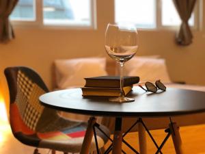 普罗夫迪夫SKYLER GUEST HOUSE的一张带葡萄酒杯的桌子和上面的书籍