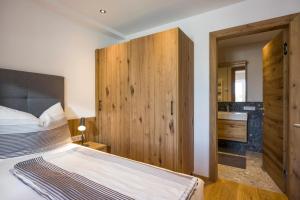 瓦尔赫湖Living 5 Walchsee的一间卧室配有一张木墙床