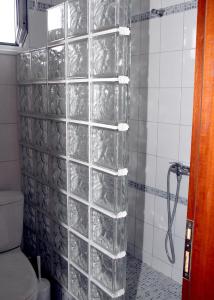 帕拉利亚卡泰里尼斯Nepheli的浴室里设有透明玻璃架淋浴
