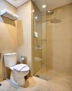 玛琅维兹普莱姆巴苏吉拉玛特玛琅酒店的一间带卫生间和玻璃淋浴间的浴室
