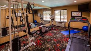 布罗肯阿罗贝斯特韦斯特科诺莎酒店的健身房设有跑步机和椭圆机