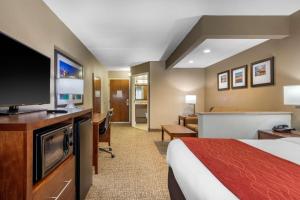 查塔努加Comfort Inn & Suites Hamilton Place的配有一张床和一台平面电视的酒店客房