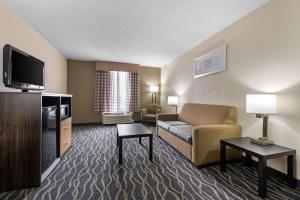 拉法叶Quality Inn & Suites Lafayette I-65的一间配备有沙发及电视的酒店客房