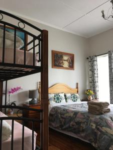 奥克兰Mini Homestay的一间卧室配有双层床,位于双层床旁边。