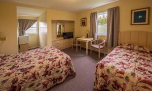谢蒂坎普杜塞宾馆的酒店客房配有两张床和一张书桌