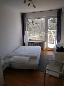 不莱梅Ferienwohnung Parkblick的一间卧室设有一张床和一个大窗户