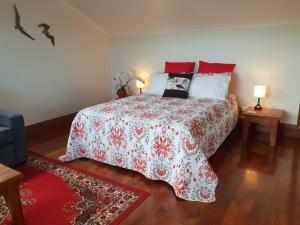莫图伊卡Haven on Glenaven B&B的一间卧室配有一张带红白毯子的床
