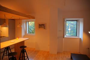 古维达里Apartmani Soline的客房设有带柜台和窗户的厨房。