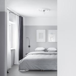 希奥利艾Minimalist. Apartment & Studio的白色的卧室设有床和窗户