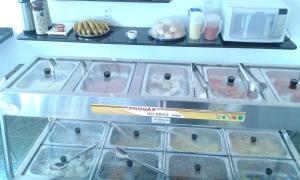 马塞约POUSADA OLÍMPIA的商店里装有食品的陈列柜