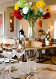 圣赫利尔泽西海浪酒店的酒杯桌子和花瓶
