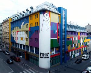维也纳Hotel Kolping Wien Zentral的一面有画的建筑物