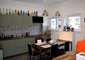 Bleak House - Bauhaus home in greener Budapest的厨房或小厨房