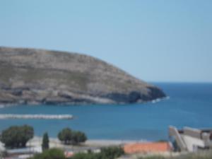 Áyios EvstrátiosGalina Holiday Home的享有海岛的水域景色