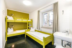 伦格里斯月亨伯格棱格里斯酒店的客房设有两张双层床和盥洗盆。
