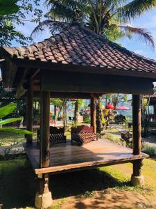 Menanga马哈吉利餐厅度假村的屋顶的木制凉亭