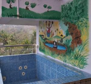 坎多林Ocean Shores Hospitality的浴室内装饰有斑马和河流的壁画