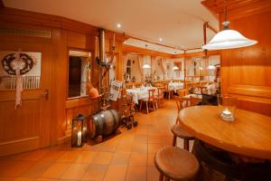 巴特温茨海姆乐安福酒店的一间带桌椅和酒桶的餐厅