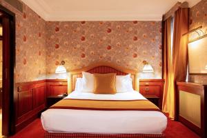 图卢兹Grand Hotel de l'Opera - BW Premier Collection的一间卧室,卧室内配有一张大床