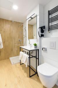 卢布林Arche Hotel Lublin的浴室配有卫生间、盥洗盆和淋浴。