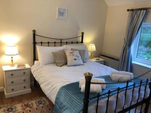 奥尔德堡Marsh View Cottage, Aldeburgh的一间卧室设有一张大床和一个窗户。