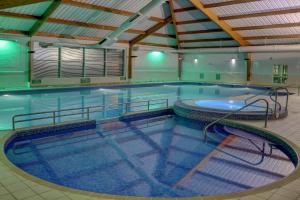 爱丁堡国王庄园贝斯特韦斯特酒店的大楼内的大型游泳池