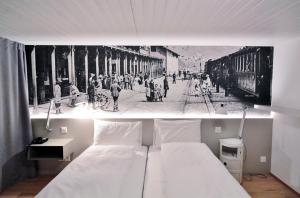 艾罗洛Hotel & Restaurant Forni的一张黑白相间的一张床上照片