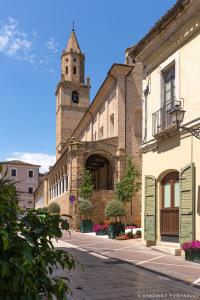 圣安杰洛城Alloggio nonna Cornelia的街道上一座带钟楼的历史建筑