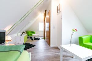 海尔巴德海利根斯塔特Ferienwohnung Alexandra的客厅设有绿色家具和楼梯