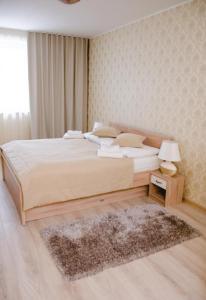 纳梅斯托沃Penzion Jollien的一间卧室配有一张大床和地毯。