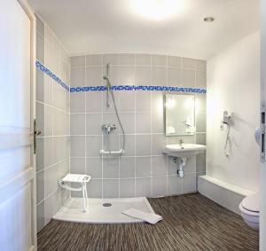 Eschbach-au-Val奥博索尔伯格旅馆的带淋浴、盥洗盆和卫生间的浴室