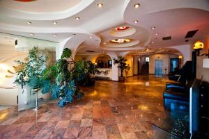 康斯坦察克拉斯酒店的大堂种植了植物,天花板上设有灯