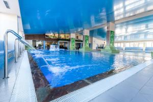 巴亚马雷Primera Dru Hotel&Spa的大楼内的大型室内游泳池