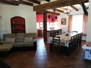 Argamasilla de AlbaCasa rural Alavesa的客厅配有沙发和桌子